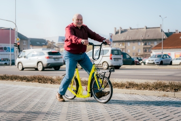 Kostka Easy Walker MAX FOLD faltbar Laufrad Gehhilfe Laufhilfe gelb