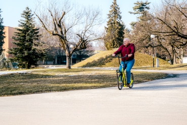 Kostka Easy Walker MAX FOLD faltbar Laufrad Gehhilfe Laufhilfe gelb