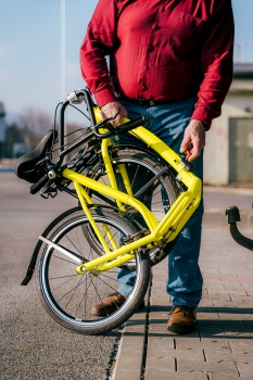 Kostka Easy Walker MAX FOLD faltbar Laufrad Gehhilfe Laufhilfe gelb